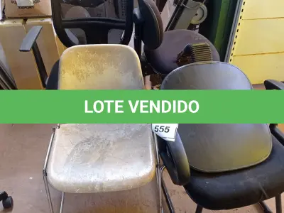 LOTE 555 - 01 CADEIRA DE ESCRITÓRIO. (NO ESTADO EM QUE SE ENCONTRA. SUJEITO A AVARIAS OCULTAS/VISÍVEIS.)