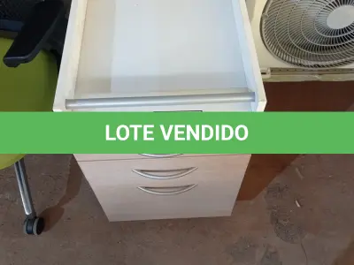 LOTE 502 - 01 GAVETEIRO DE MADEIRA CLARA COM 03 GAVETAS. (NO ESTADO EM QUE SE ENCONTRA. SUJEITO A AVARIAS OCULTAS/VISÍVEIS.)