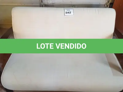 LOTE 542 - 01 SOFÁ DE 02 LUGARES. (LOVESEAT) (NO ESTADO EM QUE SE ENCONTRA. SUJEITO A AVARIAS OCULTAS/VISÍVEIS.)
