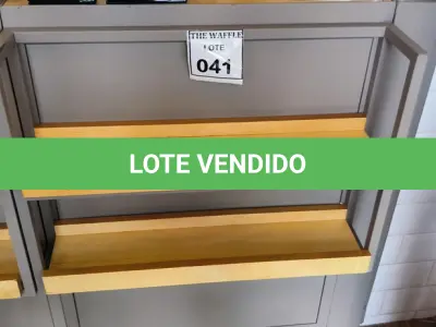 LOTE 041 - 01 BALCÃO EXPOSITOR FERRO E MADEIRA. (NO ESTADO) ATENÇÃO! FAZER A VISITAÇÃO ANTES DE ARREMATAR, NÃO SABEMOS SE FUNCIONA. LEILÃO NÃO TEM GARANTIA E NEM DEVOLUÇÃO, SUJEITO A POSSÍVEIS AVARIAS VISÍVEIS/OCULTAS E/OU AUSÊNCIA DE COMPONENTES.