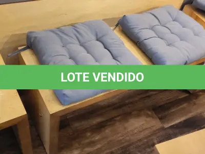 LOTE 019 - 01 BANCO EM MADEIRA COM 02 ACENTOS ESTOFADOS.  (NO ESTADO) ATENÇÃO! FAZER A VISITAÇÃO ANTES DE ARREMATAR, NÃO SABEMOS SE FUNCIONA. LEILÃO NÃO TEM GARANTIA E NEM DEVOLUÇÃO, SUJEITO A POSSÍVEIS AVARIAS VISÍVEIS/OCULTAS E/OU AUSÊNCIA DE COMPONENTES.