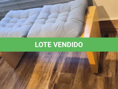 LOTE 006 - 01 BANCO EM MADEIRA COM 02 ACENTOS ESTOFADOS.  (NO ESTADO) ATENÇÃO! FAZER A VISITAÇÃO ANTES DE ARREMATAR, NÃO SABEMOS SE FUNCIONA. LEILÃO NÃO TEM GARANTIA E NEM DEVOLUÇÃO, SUJEITO A POSSÍVEIS AVARIAS VISÍVEIS/OCULTAS E/OU AUSÊNCIA DE COMPONENTES.