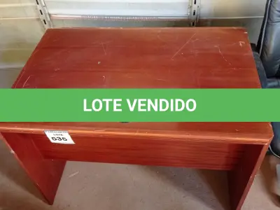 LOTE 535 - 01 MESA DE ESCRITÓRIO EM MADEIRA. (NO ESTADO EM QUE SE ENCONTRA. SUJEITO A AVARIAS OCULTAS/VISÍVEIS.)