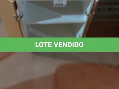 LOTE 558 - 01 ARMÁRIO BAIXO DE 02 PORTAS MADEIRA CLARA. (NO ESTADO EM QUE SE ENCONTRA. SUJEITO A AVARIAS OCULTAS/VISÍVEIS.)