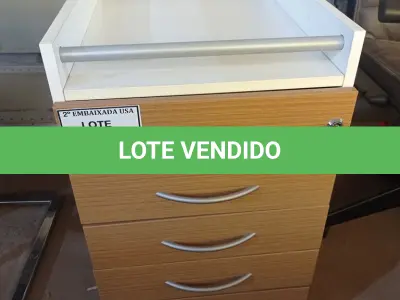 LOTE 512 - 01 GAVETEIRO DE MADEIRA COM 5 GAVETAS. (NO ESTADO EM QUE SE ENCONTRA. SUJEITO A AVARIAS OCULTAS/VISÍVEIS.)