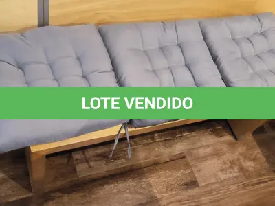 LOTE 021 - 01 BANCO EM MADEIRA COM 03 ACENTOS ESTOFADOS.  (NO ESTADO) ATENÇÃO! FAZER A VISITAÇÃO ANTES DE ARREMATAR, NÃO SABEMOS SE FUNCIONA. LEILÃO NÃO TEM GARANTIA E NEM DEVOLUÇÃO, SUJEITO A POSSÍVEIS AVARIAS VISÍVEIS/OCULTAS E/OU AUSÊNCIA DE COMPONENTES.