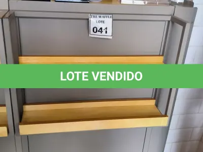 LOTE 041 - 01 BALCÃO EXPOSITOR FERRO E MADEIRA. (NO ESTADO) ATENÇÃO! FAZER A VISITAÇÃO ANTES DE ARREMATAR, NÃO SABEMOS SE FUNCIONA. LEILÃO NÃO TEM GARANTIA E NEM DEVOLUÇÃO, SUJEITO A POSSÍVEIS AVARIAS VISÍVEIS/OCULTAS E/OU AUSÊNCIA DE COMPONENTES.