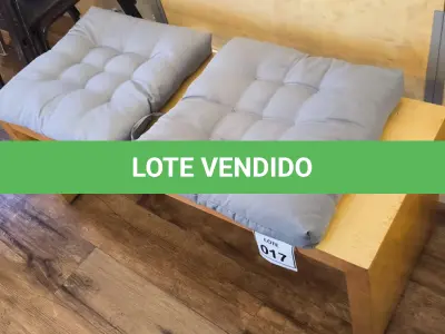 LOTE 017 - 01 BANCO EM MADEIRA COM 02 ACENTOS ESTOFADOS.  (NO ESTADO) ATENÇÃO! FAZER A VISITAÇÃO ANTES DE ARREMATAR, NÃO SABEMOS SE FUNCIONA. LEILÃO NÃO TEM GARANTIA E NEM DEVOLUÇÃO, SUJEITO A POSSÍVEIS AVARIAS VISÍVEIS/OCULTAS E/OU AUSÊNCIA DE COMPONENTES.