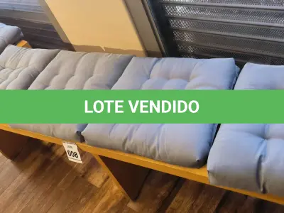 LOTE 008 - 01 BANCO EM MADEIRA COM 03 ACENTOS ESTOFADOS.  (NO ESTADO) ATENÇÃO! FAZER A VISITAÇÃO ANTES DE ARREMATAR, NÃO SABEMOS SE FUNCIONA. LEILÃO NÃO TEM GARANTIA E NEM DEVOLUÇÃO, SUJEITO A POSSÍVEIS AVARIAS VISÍVEIS/OCULTAS E/OU AUSÊNCIA DE COMPONENTES.