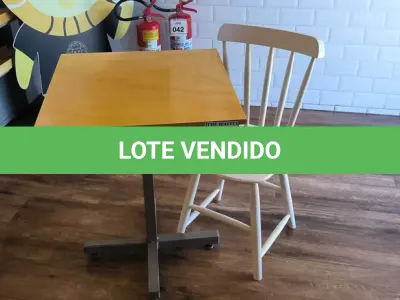 LOTE 002 -  01 MESA QUADRADA EM MADEIRA COM PÉS EM FERRO E 01 CADEIRA EM MADEIRA. (NO ESTADO) ATENÇÃO! FAZER A VISITAÇÃO ANTES DE ARREMATAR, NÃO SABEMOS SE FUNCIONA. LEILÃO NÃO TEM GARANTIA E NEM DEVOLUÇÃO, SUJEITO A POSSÍVEIS AVARIAS VISÍVEIS/OCULTAS E/OU AUSÊNCIA DE COMPONENTES.