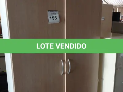 LOTE 155 - 01 ARMÁRIO BAIXO EM MADEIRA 02 PORTAS. (NO ESTADO EM QUE SE ENCONTRA. SUJEITO A AVARIAS OCULTAS/VISÍVEIS.)
