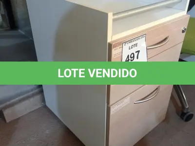 LOTE 497 - 01 GAVETEIRO DE MADEIRA CLARA COM 03 GAVETAS. (NO ESTADO EM QUE SE ENCONTRA. SUJEITO A AVARIAS OCULTAS/VISÍVEIS.)