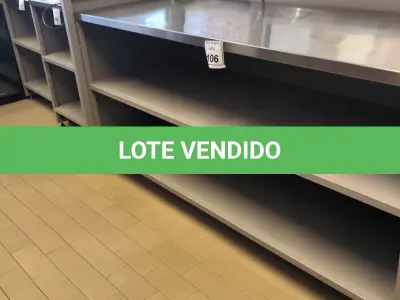 LOTE 106 - 01 PRATELEIRA EM FERRO COM TAMPO EM INOX. (NO ESTADO) ATENÇÃO! FAZER A VISITAÇÃO ANTES DE ARREMATAR, NÃO SABEMOS SE FUNCIONA. LEILÃO NÃO TEM GARANTIA E NEM DEVOLUÇÃO, SUJEITO A POSSÍVEIS AVARIAS VISÍVEIS/OCULTAS E/OU AUSÊNCIA DE COMPONENTES.
