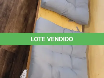 LOTE 019 - 01 BANCO EM MADEIRA COM 02 ACENTOS ESTOFADOS.  (NO ESTADO) ATENÇÃO! FAZER A VISITAÇÃO ANTES DE ARREMATAR, NÃO SABEMOS SE FUNCIONA. LEILÃO NÃO TEM GARANTIA E NEM DEVOLUÇÃO, SUJEITO A POSSÍVEIS AVARIAS VISÍVEIS/OCULTAS E/OU AUSÊNCIA DE COMPONENTES.