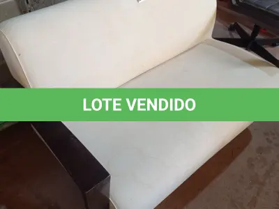 LOTE 542 - 01 SOFÁ DE 02 LUGARES. (LOVESEAT) (NO ESTADO EM QUE SE ENCONTRA. SUJEITO A AVARIAS OCULTAS/VISÍVEIS.)