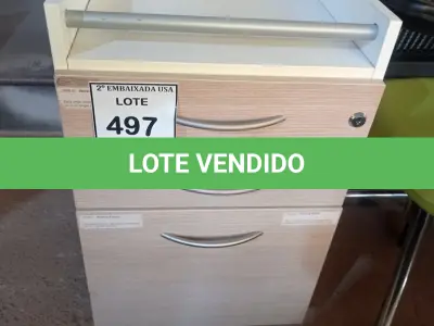LOTE 497 - 01 GAVETEIRO DE MADEIRA CLARA COM 03 GAVETAS. (NO ESTADO EM QUE SE ENCONTRA. SUJEITO A AVARIAS OCULTAS/VISÍVEIS.)
