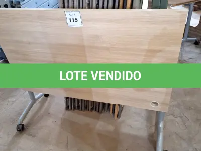 LOTE 115 - 01 MESA COM RODINHAS. (NO ESTADO EM QUE SE ENCONTRA. SUJEITO A AVARIAS OCULTAS/VISÍVEIS.)