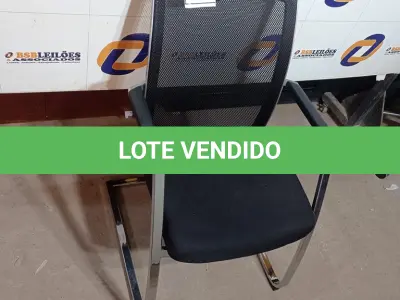 LOTE 559 - 01 CADEIRA DE ESCRITÓRIO. (NO ESTADO EM QUE SE ENCONTRA. SUJEITO A AVARIAS OCULTAS/VISÍVEIS.)