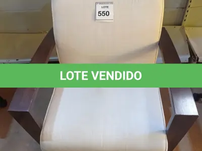 LOTE 550 - 01 POLTRONA (EASY CHAIR) (NO ESTADO EM QUE SE ENCONTRA. SUJEITO A AVARIAS OCULTAS/VISÍVEIS.)