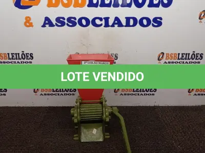 LOTE 236 - 01 DESCASCADOR DE CAFÉ MARCA BOTINI.  (NO ESTADO) ATENÇÃO! FAZER A VISITAÇÃO ANTES DE ARREMATAR, NÃO SABEMOS SE FUNCIONA. LEILÃO NÃO TEM GARANTIA E NEM DEVOLUÇÃO, SUJEITO A POSSÍVEIS AVARIAS VISÍVEIS/OCULTAS E/OU AUSÊNCIA DE COMPONENTES.