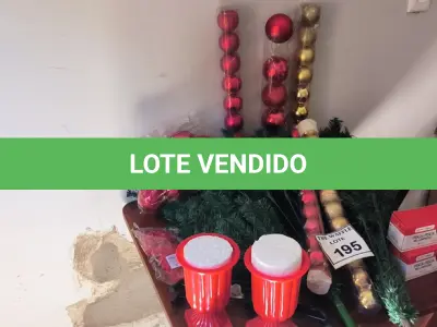 LOTE 195 - 01 ÁRVORE DE NATAL PEQUENA E ENFEITES.  (NO ESTADO) ATENÇÃO! FAZER A VISITAÇÃO ANTES DE ARREMATAR, NÃO SABEMOS SE FUNCIONA. LEILÃO NÃO TEM GARANTIA E NEM DEVOLUÇÃO, SUJEITO A POSSÍVEIS AVARIAS VISÍVEIS/OCULTAS E/OU AUSÊNCIA DE COMPONENTES.