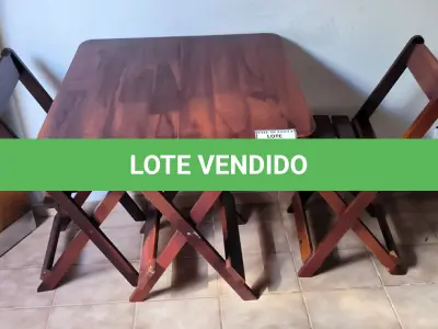 LOTE 156 - 01 MESA EM MADEIRA QUADRADA COM 2 CADEIRAS EM MADEIRA. (NO ESTADO) ATENÇÃO! FAZER A VISITAÇÃO ANTES DE ARREMATAR, NÃO SABEMOS SE FUNCIONA. LEILÃO NÃO TEM GARANTIA E NEM DEVOLUÇÃO, SUJEITO A POSSÍVEIS AVARIAS VISÍVEIS/OCULTAS E/OU AUSÊNCIA DE COMPONENTES.