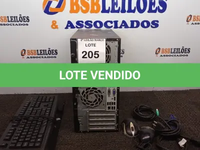 LOTE 205 - 01 COMPUTADOR COMPLETO COM 320GB DE HD, 4GB DE RAM E MONITOR DE 16’’ POLEGADAS. (ACOMPANHA MOUSE, TECLADOS E CABOS) (NO ESTADO) ATENÇÃO! FAZER A VISITAÇÃO ANTES DE ARREMATAR, NÃO SABEMOS SE FUNCIONA. LEILÃO NÃO TEM GARANTIA E NEM DEVOLUÇÃO, SUJEITO A POSSÍVEIS AVARIAS VISÍVEIS/OCULTAS E/OU AUSÊNCIA DE COMPONENTES.