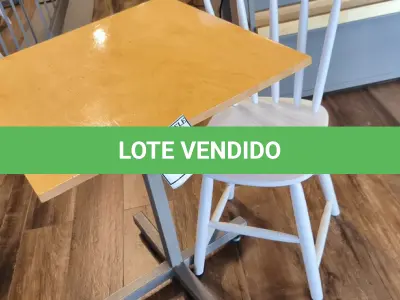 LOTE 132 - 01 MESA QUADRADA EM MADEIRA COM PÉS EM FERRO E 01 CADEIRA EM MADEIRA.  (NO ESTADO) ATENÇÃO! FAZER A VISITAÇÃO ANTES DE ARREMATAR, NÃO SABEMOS SE FUNCIONA. LEILÃO NÃO TEM GARANTIA E NEM DEVOLUÇÃO, SUJEITO A POSSÍVEIS AVARIAS VISÍVEIS/OCULTAS E/OU AUSÊNCIA DE COMPONENTES.