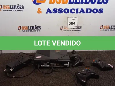LOTE 064 - 01 CONSOLE XBOX 360 COM CONTROLE E FONTE.  (NO ESTADO) ATENÇÃO! FAZER A VISITAÇÃO ANTES DE ARREMATAR, NÃO SABEMOS SE FUNCIONA. LEILÃO NÃO TEM GARANTIA E NEM DEVOLUÇÃO, SUJEITO A POSSÍVEIS AVARIAS VISÍVEIS/OCULTAS E/OU AUSÊNCIA DE COMPONENTES.