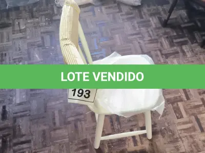 LOTE 193 - 01 CADEIRA EM MADEIRA BRANCA (NOVO). (NO ESTADO) ATENÇÃO! FAZER A VISITAÇÃO ANTES DE ARREMATAR, NÃO SABEMOS SE FUNCIONA. LEILÃO NÃO TEM GARANTIA E NEM DEVOLUÇÃO, SUJEITO A POSSÍVEIS AVARIAS VISÍVEIS/OCULTAS E/OU AUSÊNCIA DE COMPONENTES.