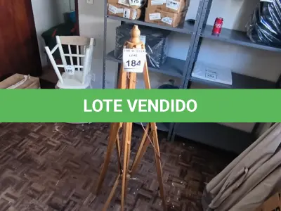 LOTE 184 - 01 OMBRELONE EM MADEIRA SEM A BASE.  (NO ESTADO) ATENÇÃO! FAZER A VISITAÇÃO ANTES DE ARREMATAR, NÃO SABEMOS SE FUNCIONA. LEILÃO NÃO TEM GARANTIA E NEM DEVOLUÇÃO, SUJEITO A POSSÍVEIS AVARIAS VISÍVEIS/OCULTAS E/OU AUSÊNCIA DE COMPONENTES.