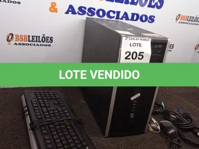 LOTE 205 - 01 COMPUTADOR COMPLETO COM 320GB DE HD, 4GB DE RAM E MONITOR DE 16’’ POLEGADAS. (ACOMPANHA MOUSE, TECLADOS E CABOS) (NO ESTADO) ATENÇÃO! FAZER A VISITAÇÃO ANTES DE ARREMATAR, NÃO SABEMOS SE FUNCIONA. LEILÃO NÃO TEM GARANTIA E NEM DEVOLUÇÃO, SUJEITO A POSSÍVEIS AVARIAS VISÍVEIS/OCULTAS E/OU AUSÊNCIA DE COMPONENTES.