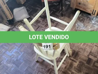 LOTE 191 - 02 CADEIRAS EM MADEIRA BRANCA (NOVO). (NO ESTADO) ATENÇÃO! FAZER A VISITAÇÃO ANTES DE ARREMATAR, NÃO SABEMOS SE FUNCIONA. LEILÃO NÃO TEM GARANTIA E NEM DEVOLUÇÃO, SUJEITO A POSSÍVEIS AVARIAS VISÍVEIS/OCULTAS E/OU AUSÊNCIA DE COMPONENTES.