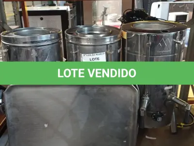 LOTE 239 - 03 CAFETEIRAS EM INOX E 03 BANDEJAS EM INOX.  (NO ESTADO) ATENÇÃO! FAZER A VISITAÇÃO ANTES DE ARREMATAR, NÃO SABEMOS SE FUNCIONA. LEILÃO NÃO TEM GARANTIA E NEM DEVOLUÇÃO, SUJEITO A POSSÍVEIS AVARIAS VISÍVEIS/OCULTAS E/OU AUSÊNCIA DE COMPONENTES.