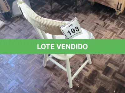 LOTE 193 - 01 CADEIRA EM MADEIRA BRANCA (NOVO). (NO ESTADO) ATENÇÃO! FAZER A VISITAÇÃO ANTES DE ARREMATAR, NÃO SABEMOS SE FUNCIONA. LEILÃO NÃO TEM GARANTIA E NEM DEVOLUÇÃO, SUJEITO A POSSÍVEIS AVARIAS VISÍVEIS/OCULTAS E/OU AUSÊNCIA DE COMPONENTES.