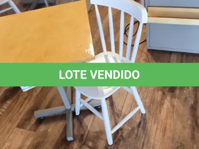 LOTE 132 - 01 MESA QUADRADA EM MADEIRA COM PÉS EM FERRO E 01 CADEIRA EM MADEIRA.  (NO ESTADO) ATENÇÃO! FAZER A VISITAÇÃO ANTES DE ARREMATAR, NÃO SABEMOS SE FUNCIONA. LEILÃO NÃO TEM GARANTIA E NEM DEVOLUÇÃO, SUJEITO A POSSÍVEIS AVARIAS VISÍVEIS/OCULTAS E/OU AUSÊNCIA DE COMPONENTES.