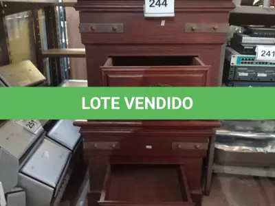 LOTE 244 - 02 MESAS PEQUENAS E QUADRADAS EM MADEIRA. (NO ESTADO) ATENÇÃO! FAZER A VISITAÇÃO ANTES DE ARREMATAR, NÃO SABEMOS SE FUNCIONA. LEILÃO NÃO TEM GARANTIA E NEM DEVOLUÇÃO, SUJEITO A POSSÍVEIS AVARIAS VISÍVEIS/OCULTAS E/OU AUSÊNCIA DE COMPONENTES.
