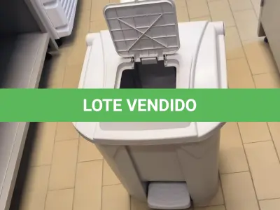 LOTE 124 - 01 LIXEIRA COM PEDAL. (NO ESTADO) ATENÇÃO! FAZER A VISITAÇÃO ANTES DE ARREMATAR, NÃO SABEMOS SE FUNCIONA. LEILÃO NÃO TEM GARANTIA E NEM DEVOLUÇÃO, SUJEITO A POSSÍVEIS AVARIAS VISÍVEIS/OCULTAS E/OU AUSÊNCIA DE COMPONENTES.