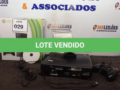 LOTE 029 - 01 CONSOLE DE XBOX 360 COM 01 CONTROLE E 01 KINECT.  (NO ESTADO) ATENÇÃO! FAZER A VISITAÇÃO ANTES DE ARREMATAR, NÃO SABEMOS SE FUNCIONA. LEILÃO NÃO TEM GARANTIA E NEM DEVOLUÇÃO, SUJEITO A POSSÍVEIS AVARIAS VISÍVEIS/OCULTAS E/OU AUSÊNCIA DE COMPONENTES.