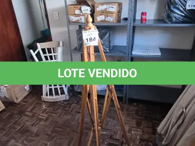 LOTE 184 - 01 OMBRELONE EM MADEIRA SEM A BASE.  (NO ESTADO) ATENÇÃO! FAZER A VISITAÇÃO ANTES DE ARREMATAR, NÃO SABEMOS SE FUNCIONA. LEILÃO NÃO TEM GARANTIA E NEM DEVOLUÇÃO, SUJEITO A POSSÍVEIS AVARIAS VISÍVEIS/OCULTAS E/OU AUSÊNCIA DE COMPONENTES.