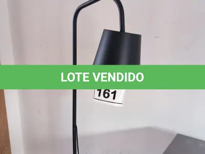 LOTE 161 - 01 LUMINÁRIA (TIPO ABAJUR). (NO ESTADO) ATENÇÃO! FAZER A VISITAÇÃO ANTES DE ARREMATAR, NÃO SABEMOS SE FUNCIONA. LEILÃO NÃO TEM GARANTIA E NEM DEVOLUÇÃO, SUJEITO A POSSÍVEIS AVARIAS VISÍVEIS/OCULTAS E/OU AUSÊNCIA DE COMPONENTES.