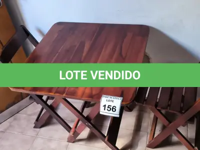 LOTE 156 - 01 MESA EM MADEIRA QUADRADA COM 2 CADEIRAS EM MADEIRA. (NO ESTADO) ATENÇÃO! FAZER A VISITAÇÃO ANTES DE ARREMATAR, NÃO SABEMOS SE FUNCIONA. LEILÃO NÃO TEM GARANTIA E NEM DEVOLUÇÃO, SUJEITO A POSSÍVEIS AVARIAS VISÍVEIS/OCULTAS E/OU AUSÊNCIA DE COMPONENTES.