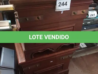 LOTE 244 - 02 MESAS PEQUENAS E QUADRADAS EM MADEIRA. (NO ESTADO) ATENÇÃO! FAZER A VISITAÇÃO ANTES DE ARREMATAR, NÃO SABEMOS SE FUNCIONA. LEILÃO NÃO TEM GARANTIA E NEM DEVOLUÇÃO, SUJEITO A POSSÍVEIS AVARIAS VISÍVEIS/OCULTAS E/OU AUSÊNCIA DE COMPONENTES.