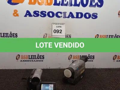 LOTE 092 - 02 CÂMERAS FILMADORAS, SENDO 01 MARCA PANASONIC SEM BATERIA E 01 MARCA SONY COM BATERIA. (NO ESTADO) ATENÇÃO! FAZER A VISITAÇÃO ANTES DE ARREMATAR, NÃO SABEMOS SE FUNCIONA. LEILÃO NÃO TEM GARANTIA E NEM DEVOLUÇÃO, SUJEITO A POSSÍVEIS AVARIAS VISÍVEIS/OCULTAS E/OU AUSÊNCIA DE COMPONENTES.