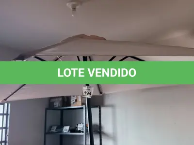 LOTE 194 - 01 OMBRELONE COM BASE. (NO ESTADO) ATENÇÃO! FAZER A VISITAÇÃO ANTES DE ARREMATAR, NÃO SABEMOS SE FUNCIONA. LEILÃO NÃO TEM GARANTIA E NEM DEVOLUÇÃO, SUJEITO A POSSÍVEIS AVARIAS VISÍVEIS/OCULTAS E/OU AUSÊNCIA DE COMPONENTES.