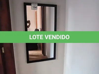 LOTE 154 - 01 ESPELHO GRANDE. (NO ESTADO) ATENÇÃO! FAZER A VISITAÇÃO ANTES DE ARREMATAR, NÃO SABEMOS SE FUNCIONA. LEILÃO NÃO TEM GARANTIA E NEM DEVOLUÇÃO, SUJEITO A POSSÍVEIS AVARIAS VISÍVEIS/OCULTAS E/OU AUSÊNCIA DE COMPONENTES.