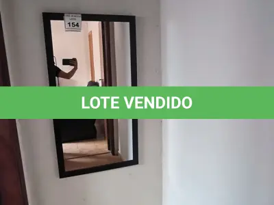 LOTE 154 - 01 ESPELHO GRANDE. (NO ESTADO) ATENÇÃO! FAZER A VISITAÇÃO ANTES DE ARREMATAR, NÃO SABEMOS SE FUNCIONA. LEILÃO NÃO TEM GARANTIA E NEM DEVOLUÇÃO, SUJEITO A POSSÍVEIS AVARIAS VISÍVEIS/OCULTAS E/OU AUSÊNCIA DE COMPONENTES.