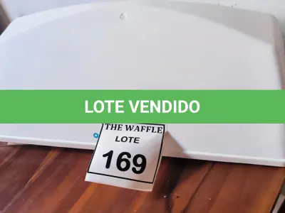 LOTE 169 - 01 LUMINÁRIA PARA MOSCA. (NO ESTADO) ATENÇÃO! FAZER A VISITAÇÃO ANTES DE ARREMATAR, NÃO SABEMOS SE FUNCIONA. LEILÃO NÃO TEM GARANTIA E NEM DEVOLUÇÃO, SUJEITO A POSSÍVEIS AVARIAS VISÍVEIS/OCULTAS E/OU AUSÊNCIA DE COMPONENTES.