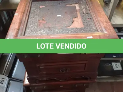 LOTE 244 - 02 MESAS PEQUENAS E QUADRADAS EM MADEIRA. (NO ESTADO) ATENÇÃO! FAZER A VISITAÇÃO ANTES DE ARREMATAR, NÃO SABEMOS SE FUNCIONA. LEILÃO NÃO TEM GARANTIA E NEM DEVOLUÇÃO, SUJEITO A POSSÍVEIS AVARIAS VISÍVEIS/OCULTAS E/OU AUSÊNCIA DE COMPONENTES.