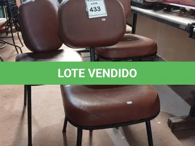 LOTE 433 - 03 CADEIRAS P/ESCRITÓRIO SENDO 02 PÉS FIXO E 01 GIRATÓRIA. (NO ESTADO) ATENÇÃO! FAZER A VISITAÇÃO ANTES DE ARREMATAR, NÃO SABEMOS SE FUNCIONA. LEILÃO NÃO TEM GARANTIA E NEM DEVOLUÇÃO, SUJEITO A POSSÍVEIS AVARIAS VISÍVEIS/OCULTAS E/OU AUSÊNCIA DE COMPONENTES.